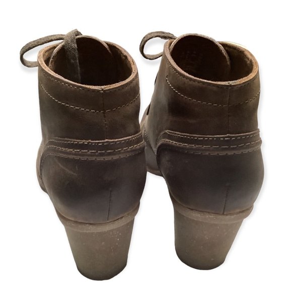 Clarks ankle bootie. Lace up Brown Oiled Nubuck, Carleta Lyon style. Size 11. - Picture 4 of 9